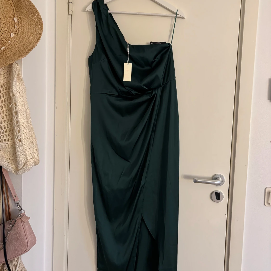 Grön oneshoulder långklänning - 1