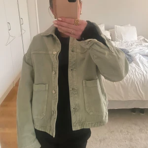 Jeansjacka  - Oanvänd jeansjacka från Zara i storlek S, passar mig bra som vanligtvis är en M🙌🏼