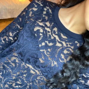 Samsøe samsøe spetsblus - Så söt spetsblus som aldrig kommit till användning, den är långärmad med rund halsring. Den är lika snygg med som utan linne under! 💗