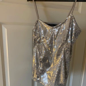 Silvrig paljettopp från Vero Moda - Säljer en glittrig silvrig paljettopp från Vero Moda. Varit väl omhändetagen man kan saknas någon paljett se bild 3. Men de är inget man tänker på.🤗💕strlk xs