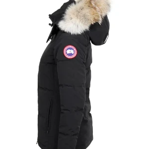 Svart dunjacka med päls från Canada Goose - Säljer en svart dunjacka från Canada Goose med en lyxig pälsdetalj på huvan. Jackan har en dragkedja framtill och är långärmad. Perfekt för kalla vinterdagar.