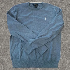 Ralph Lauren stickad tröja - Säljer en riktigt fin ralph lauren tröja i strlk S. Inte använd! Skriv för frågor!🤩