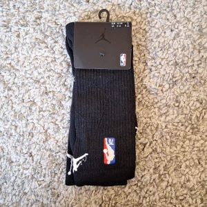 Oanvända Jordan NBA 75 basketstrumpor svart - Oanvända svart Jordan NBA 75 basketstrumpor i storlek 42-46. Skick: 10/10
