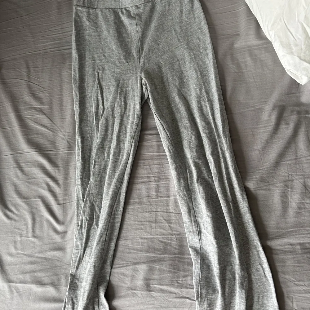 Säljer ett par grå mjukisbyxor från 157 i storlek XS. Byxorna har en bekväm passform med elastisk midja och är perfekta för en avslappnad stil. De är tillverkade i ett mjukt material som känns skönt mot huden. (Mer bilder? Kom privat!) . Farkut & Housut.