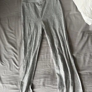 Grå mjukisbyxor från 157 - Säljer ett par grå mjukisbyxor från 157 i storlek XS. Byxorna har en bekväm passform med elastisk midja och är perfekta för en avslappnad stil. De är tillverkade i ett mjukt material som känns skönt mot huden. (Mer bilder? Kom privat!) 