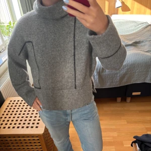 Grå polotröja från Zara - Säljer en grå polotröja från Zara. Jättemysig och skön. Aldrig använd!