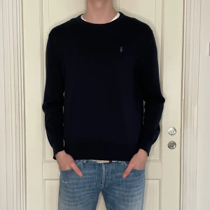 Ralph Lauren tröja - Säljer denna riktigt sköna stickade Ralph Lauren tröja! | Storlek M - Skick 9/10 - Nypris: +2,000kr - Modellen är 188cm och väger 71kg - Hör av dig vid frågor!