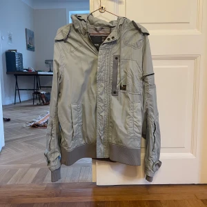 G star jacka y2k - Jacka från g star, står storlek xxxxl men skulle säga att den sitter som en herr medium/large. 