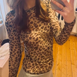 Leopardmönstrad långärmad topp - Säljer en snygg leopardmönstrad långärmad topp!!! Strl xs!