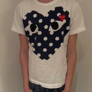t-shirt från Comme des Garçons - Säljer denna sällsynta tshirt, använd fåtal gånger men är för liten nu.
