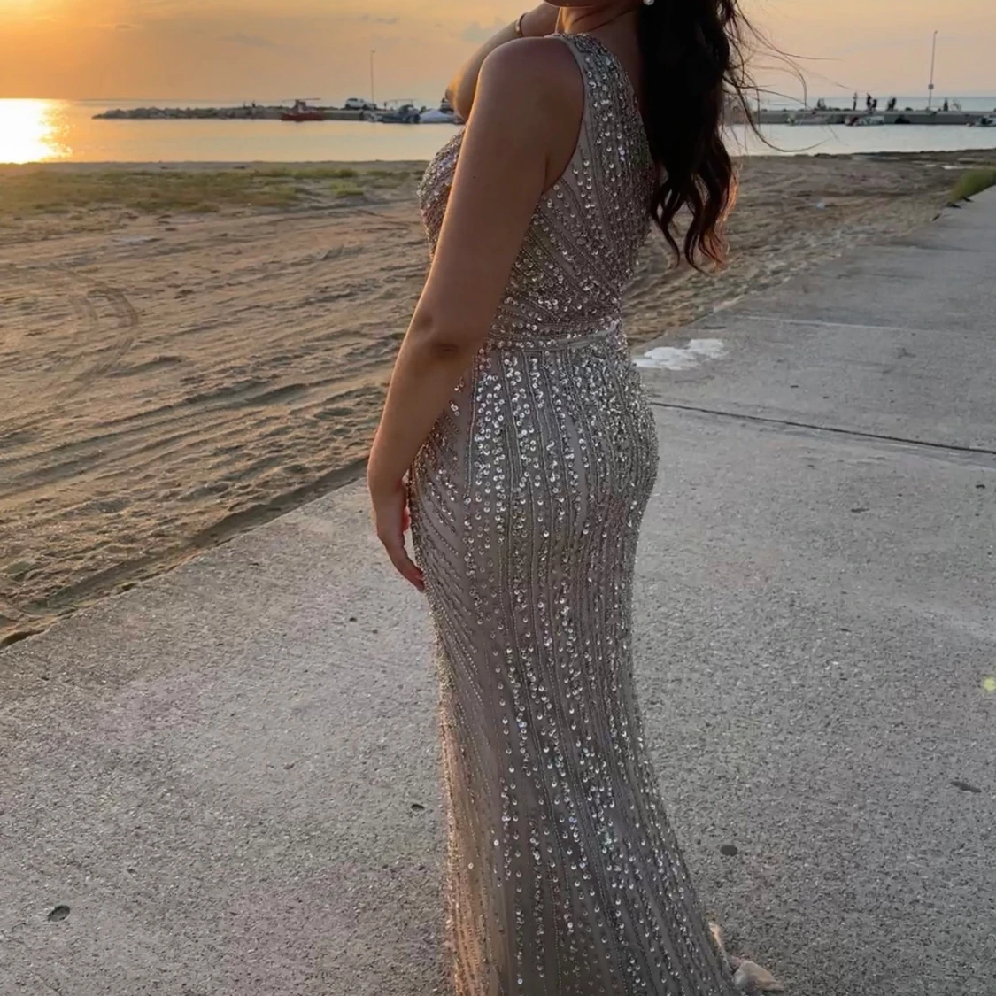 Glittrig champagnefärgad långklänning