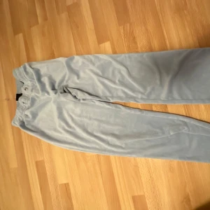 Blåa mjukisbyxor - Säljer ett par bekväma grå mjukisbyxor med elastisk midja och avslappnad passform. Perfekta för en avslappnad dag hemma eller en snabb tur till affären. Byxorna har en enkel design utan mönster eller extra detaljer.