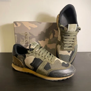 Valentino Rockrunner  - Säljer dessa snygga valentino rockrunners i storlek 46  Skick 8/10, lite repor Om det är något ni undrar så är det bara att fråga!⭐️⭐️⭐️ 