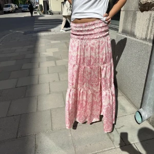 Maje kjol - Säljer min såå fina maje kjol. Köpt förra året och i perfekt skick. Storlek 32 och passar mig som har 34 och är 170 lång perfekt! Inte såld så länga annonsen ligger kvar! Hör av er om ni har frågor💕