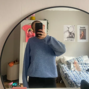 Blå stickad tröja - Säljer en mysig blå stickad tröja med långa ärmar. Be gärna om fler bilder om ni vill ha det. 