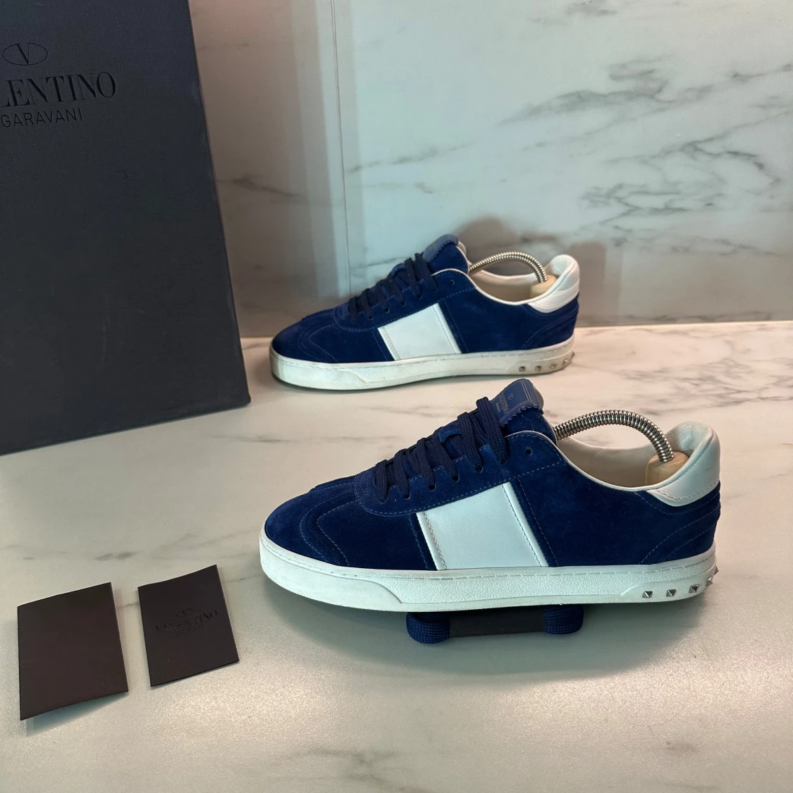 Blå och vita sneakers från Valentino - 2