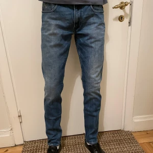 Replay Anbass  - Säljer dessa snygga och stilrena Replay Anbass. De är i storlek W31 L30 och sitter perfekt på mig som är 183 cm. Jeansen är i toppskick, men lite slitningar på bakfickorna, vilket enligt mig gör de ännu snyggare. Jag säljer nu dessa för endast 449 kr. Hör av er vid frågor eller bud. 