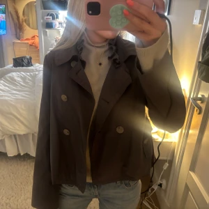 Trenchcoat  - Säljer en super söt trenchcoat, med volang krage, inga defekter! Passar perfekt till höst och vår! Är ca 170cm lång för referens. Storlek 8 som motsvarar 34/36
