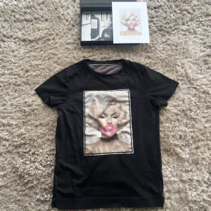 Limitato T-Shirt - Tjena! En asfet limitato tisha med Marilyn Monroe på. Skick 10/10. Pris kan diskuteras🌟