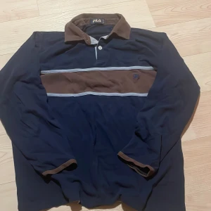 Vintage Fila Tröja  - Skön och tunn bomullströja perfekt för sommaren. Vintage Fila storlek M