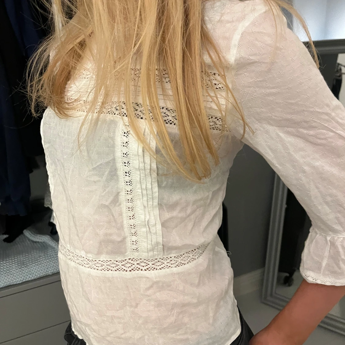 Vit blus med spetsdetaljer - 2