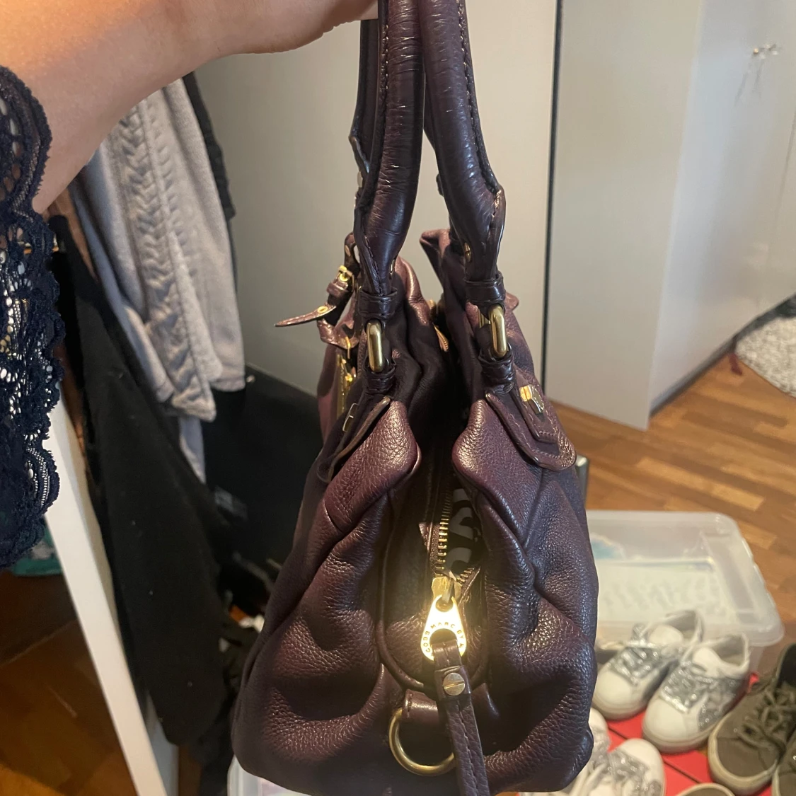 Marc Jacobs Mörklila handväska med gulddetaljer - 2