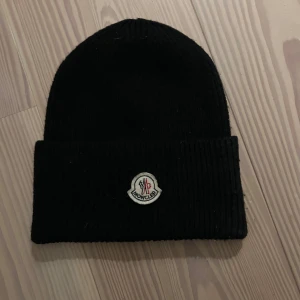 Moncler mössa - Snygg svart mössa från Moncler. Använt få gånger. 