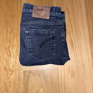 Mörk gråa jeans från Dondup - Snygga mörk gråa jeans från Dondup. Väldigt snygga, tveka inte att kontakta vid frågor eller mer bilder!