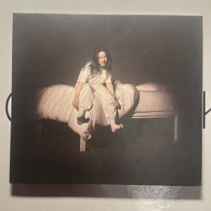 When We All Fall Asleep, Where Do We Go? - CD-albumet 'When We All Fall Asleep, Where Do We Go?' av Billie Eilish. Innehåller låtar som 'bad guy', 'bury a friend' och 'when the party's over'. Skivan är limegrön och kommer i ett fodral med låttexter tryckta på insidan. Ser inga tecken av rispor på CD skivan.