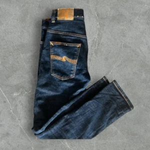 Nudie jeans  - Säljer dessa as feta nudie jeansen som är knappt använda. Storleken är 30/30. Modellen grover. Nypris 1300 mitt pris 300 kr