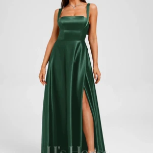 Grön långklänning med slits - Elegant grön långklänning i satin med smala axelband och en stilren slits. Klänningen har en öppen rygg med en stor rosett som detalj. Klänningen är från JJs House och är aldrig använd. Säljer på grund av att den inte passar.