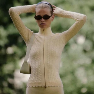 Gul stickad kofta frankies bikinis  - Snygg gul stickad kofta med dragkedja framtill. Från frankies bikinis nypris är 2500