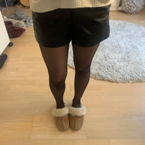 Läder shorts - Säljer för att de är för stora!! Midjemått 41🥰🥰