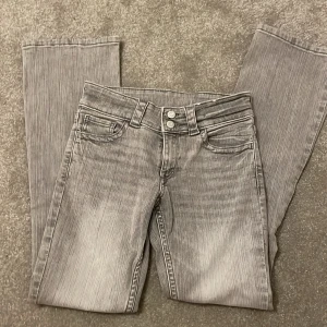 Low waist bootcut jeans  - Snygga low waist bootcut jeans med prislappen kvar! Köpta för 279 säljer för 199! Storlek 164 men passar xs 