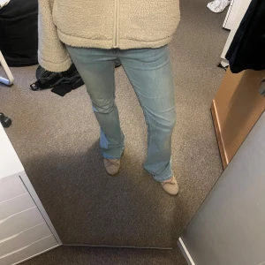 Ljusblå lågmidjade bootcut jeans - Snygga ljusblå lågmidjade bootcut jeans från Nelly! Beställde 2 par av misstag och därav säljer jag. De är använda 1 gång och är i superbra skick. Köptes för 700kr men säljer för 500, kan dock sänka priset vid snabbt köp. Passar mig med storlek 38 men skulle även säga att de passar 36. Jag är 163 och de är ganska långa på mej❤️