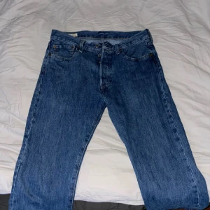 Blåa Levis 501 - Riktigt snygga Jeans i nyskick, knappt använda. Storlek 31/32