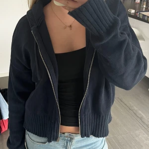 Mörkblå kofta med dragkedja - Säljer en snygg mörkblå kofta med dragkedja, från bikbok💙använd tre gånger 