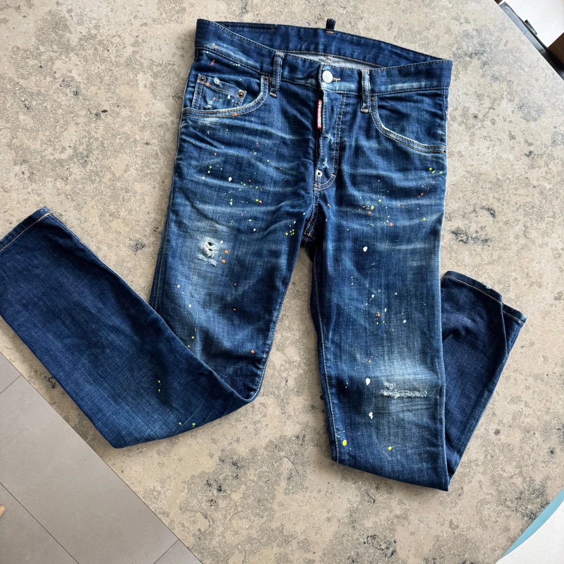 Blå jeans med färgstänk från Dsquared2