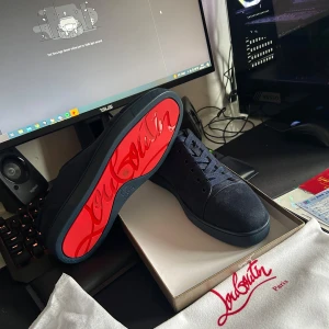 Mörkblå loubs  - Hej säljer mina skor som är helt nya. Allt följer med. 