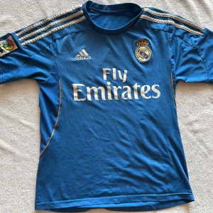 Real Madrid fotbollströja, 2013 - S/XS - Adidas - Real Madrids bortatröja från 2013/2014 säsongen, året då de vann la decima.  Storlek: S/XS Skick: 8/10