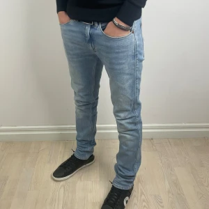 Acne Studios - Acne Studios Jeans i mycket bra skick. Jeansen är i storlek W30/L32. Modellen på bilden är 176cm lång. Hör av dig vid frågor och funderingar!