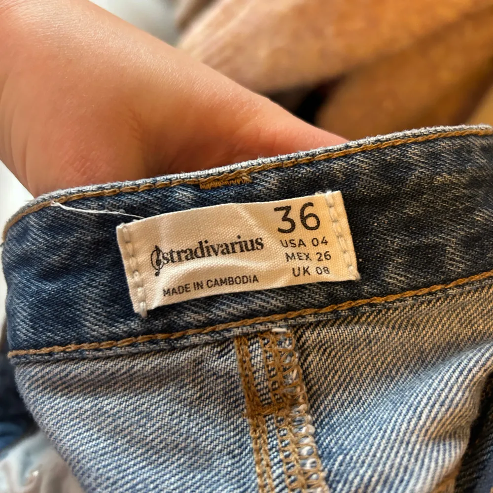 Snygga blå jeans från Stradivarius i storlek 36. De har en klassisk design med raka ben och råa kanter vid fållen. Perfekta för en avslappnad stil.. Farkut & Housut.