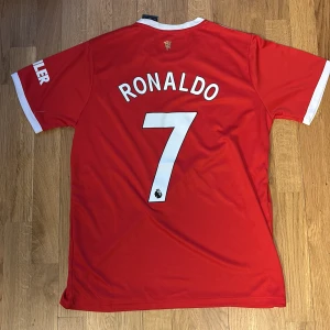 Man United Ronaldo fotbollströja L - Ny Manchester United fotbollströja från 2021 med Roald på ryggen. Storlek L
