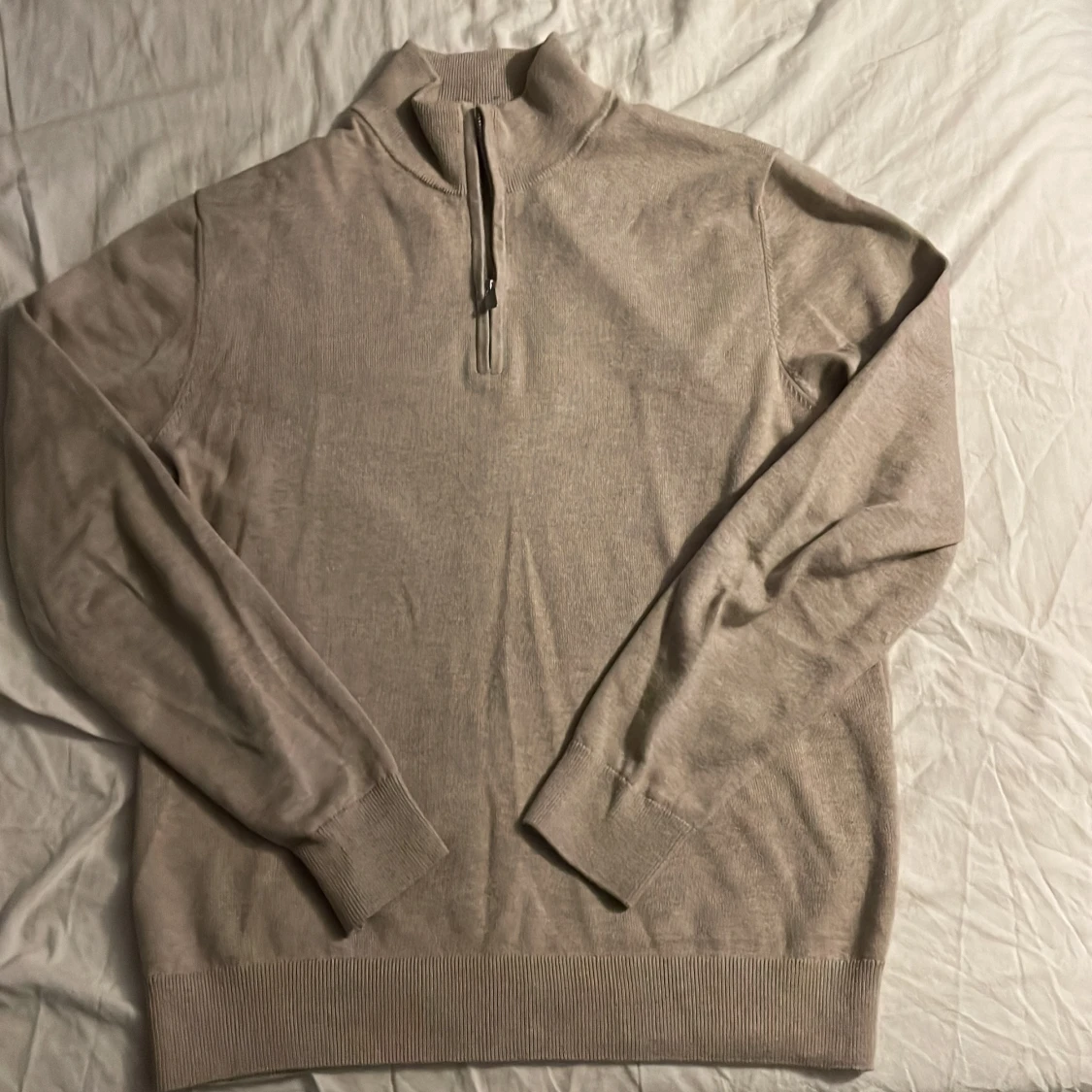 Beige tröja med dragkedja från Bläck - 2