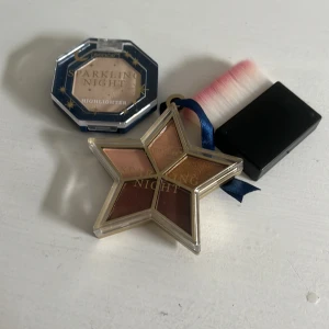 Sminkset med highlighter, ögonskugga och borste - Säljer ett sminkset med en stjärnformad ögonskuggspalett i varma toner, en glittrande highlighter i en blå förpackning och en kompakt sminkborste med rosa och vita strån. Perfekt för att skapa en glittrande look!