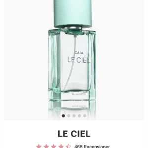Le Ciel Eau de Parfum från CAIA - Le Ciel är en parfym som fångar essensen av oändliga sommardagar med friska toppnoter av grapefrukt, grönt äpple, svarta vinbär, kardemumma och mynta. Hjärtat är blommigt med inslag av melon, gurka och rosenträ, medan basen är varm med cederträ, sandelträ, mysk och patchouli. Perfekt för den som söker en sofistikerad fräschhet. Säljer för 400. Originalpris 595. Pris kan diskuteras☺️