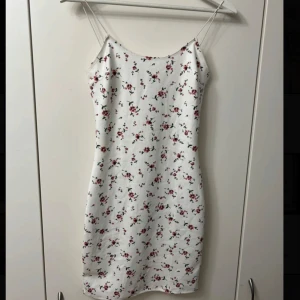 Klänning - Söt vit blommig klänning från Nelly. Aldrig använd, endast testad. Nypris 299kr.