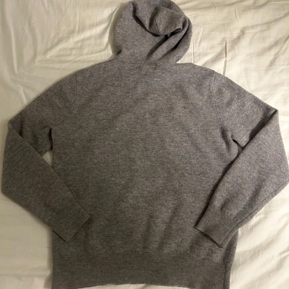 Grå kashmir hoodie från Sayless - 3