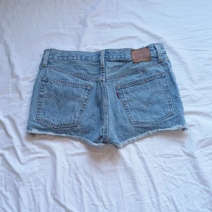 Blå jeansshorts från Levi's - Säljer ett par klassiska blå jeansshorts från Levi's. Uppskattad storlek S