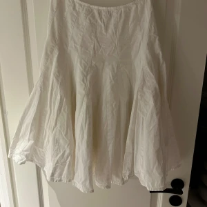 Vit kjol  - Vit somrig kjol, fint skick! 